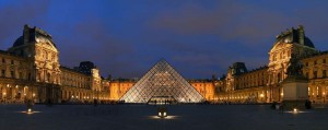Во дворе Лувра появилась стеклянная пирамида