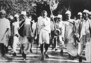 Махатма Ганди повёл своих сторонников в Соляной поход