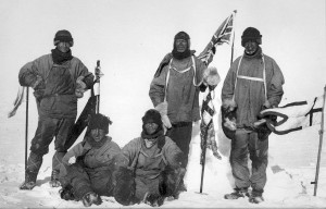 Британский путешественник Роберт Ф. Скотт достиг Южного полюса