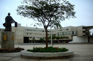 Основан Лимский университет