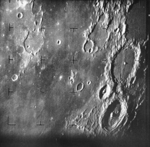 Получены первые фотографии Луны с близкого расстояния