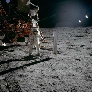 «Аполлон-11» совершил посадку на Луну