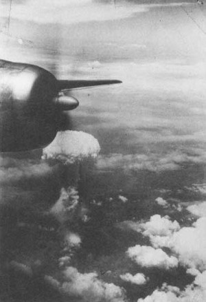 Atomic_cloud_over_Nagasaki_from_B-29.jpg