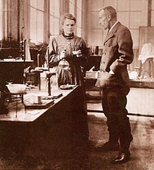 Пьер и Мария Кюри открыли радиоактивные элементы