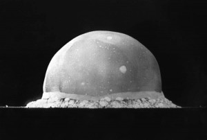 Успешное испытание атомной бомбы на полигоне в штате Нью-Мексико