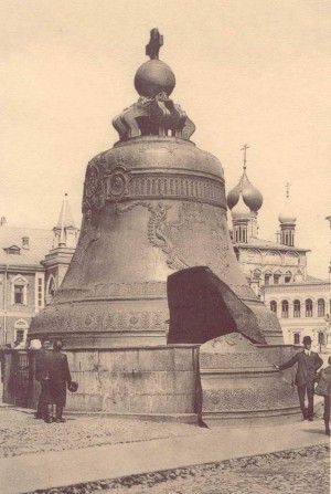 В Московском Кремле установлен Царь-колокол