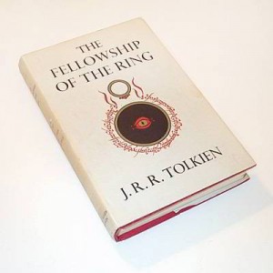 Публикация первой части трилогии Толкина «Властелин колец»
