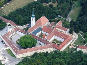 Был освящён и назван во имя Святого Креста монастырь Хайлигенкройц