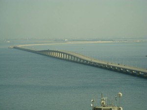 Бахрейн соединён с материком мостом короля Фахда
