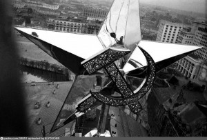 На Спасской башне Московского Кремля установлена рубиновая звезда