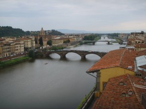 Разрушительное наводнение во Флоренции смыло три из четырех мостов через Арно, а также древний памятник Марса, покровителя города, что было интерпретировано как плохое предзнаменование