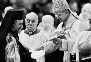Папа Павел VI и вселенский патриарх Афинагор I взаимно отменили анафемы 1054 года