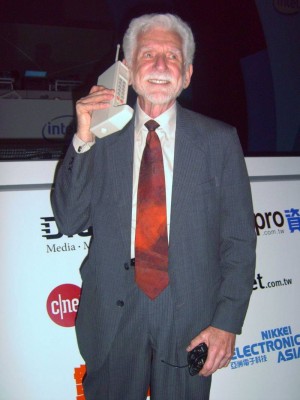 Изобретатель Мартин Купер сделал первый в истории звонок с мобильного телефона